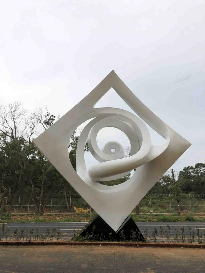 Vernis blanc de cuisson en métal d'art en paysage d'abrégé sur extérieur contemporain sculpture 0