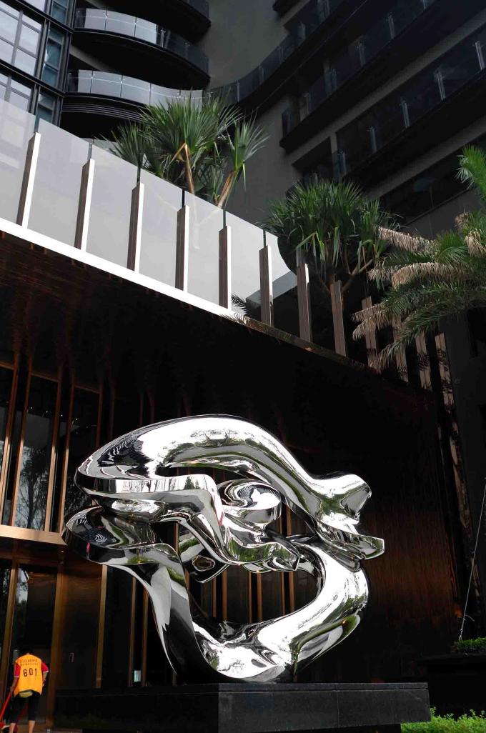 Sculpture contemporaine extérieure en métal de finition de miroir pour la décoration carrée 0