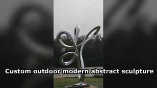 Cette sculpture abstraite de miroir linéaire en acier inoxydable présente des courbes fluides et entrelacées.