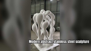 La surface du miroir de sculpture abstraite qui reflète l'environnement environnant