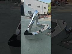 Cette sculpture abstraite et épurée en acier inoxydable adopte un polissage miroir de haut niveau