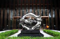 Sculpture contemporaine extérieure en métal de finition de miroir pour la décoration carrée