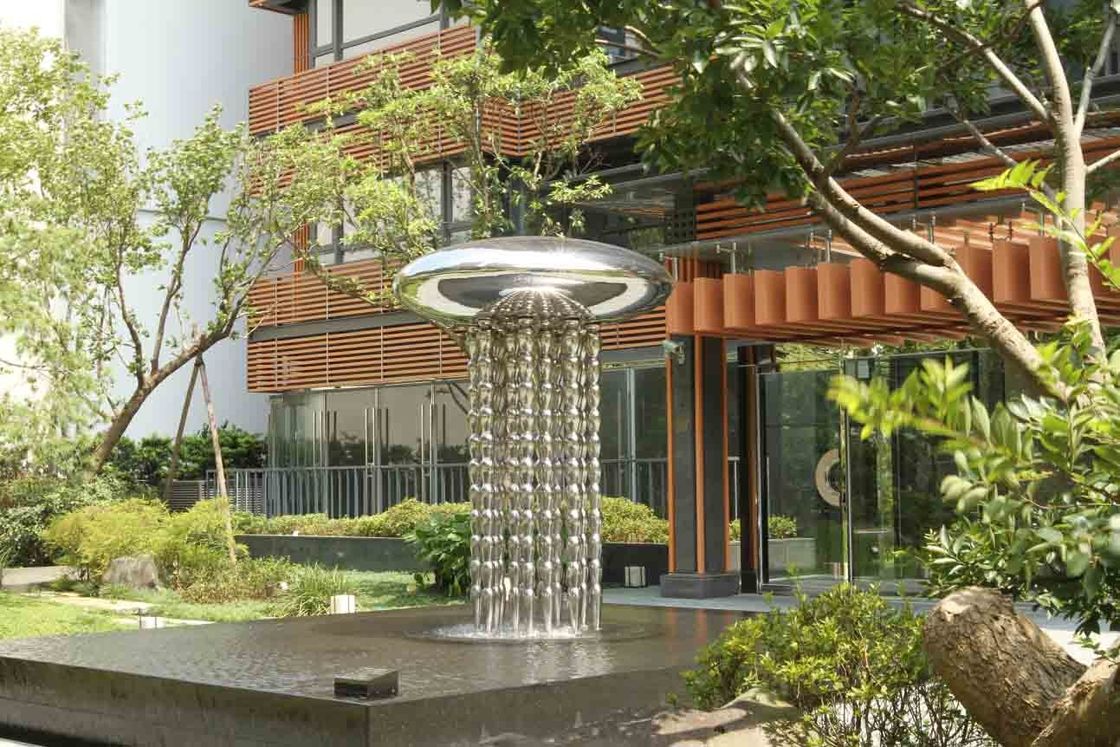 Grande sculpture extérieure en jardin moderne, surface de fontaine d'acier inoxydable polie