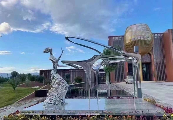 Illustration contemporaine d'acier inoxydable de sculpture en métal pour la décoration de parc