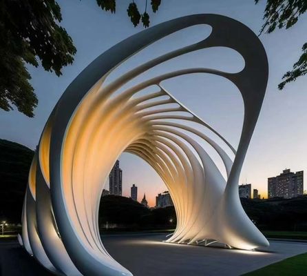 Sculpture métallique extérieure en acier inoxydable 316L avec vernis blanc et 4,5 mètres de long pour la décoration d'art moderne