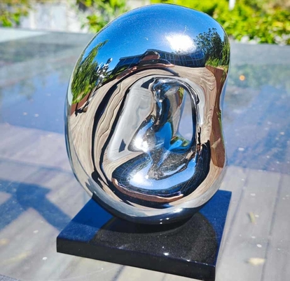Petite sculpture en acier inoxydable moderne pour la décoration intérieure