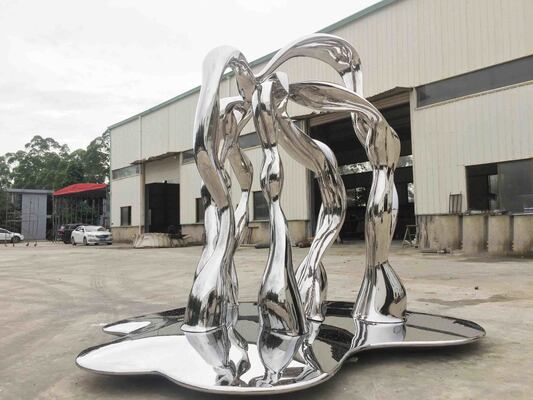 Sculpture abstraite en métal et acier inoxydable finition miroir sur mesure de 2,5 m de hauteur pour décoration de jardin